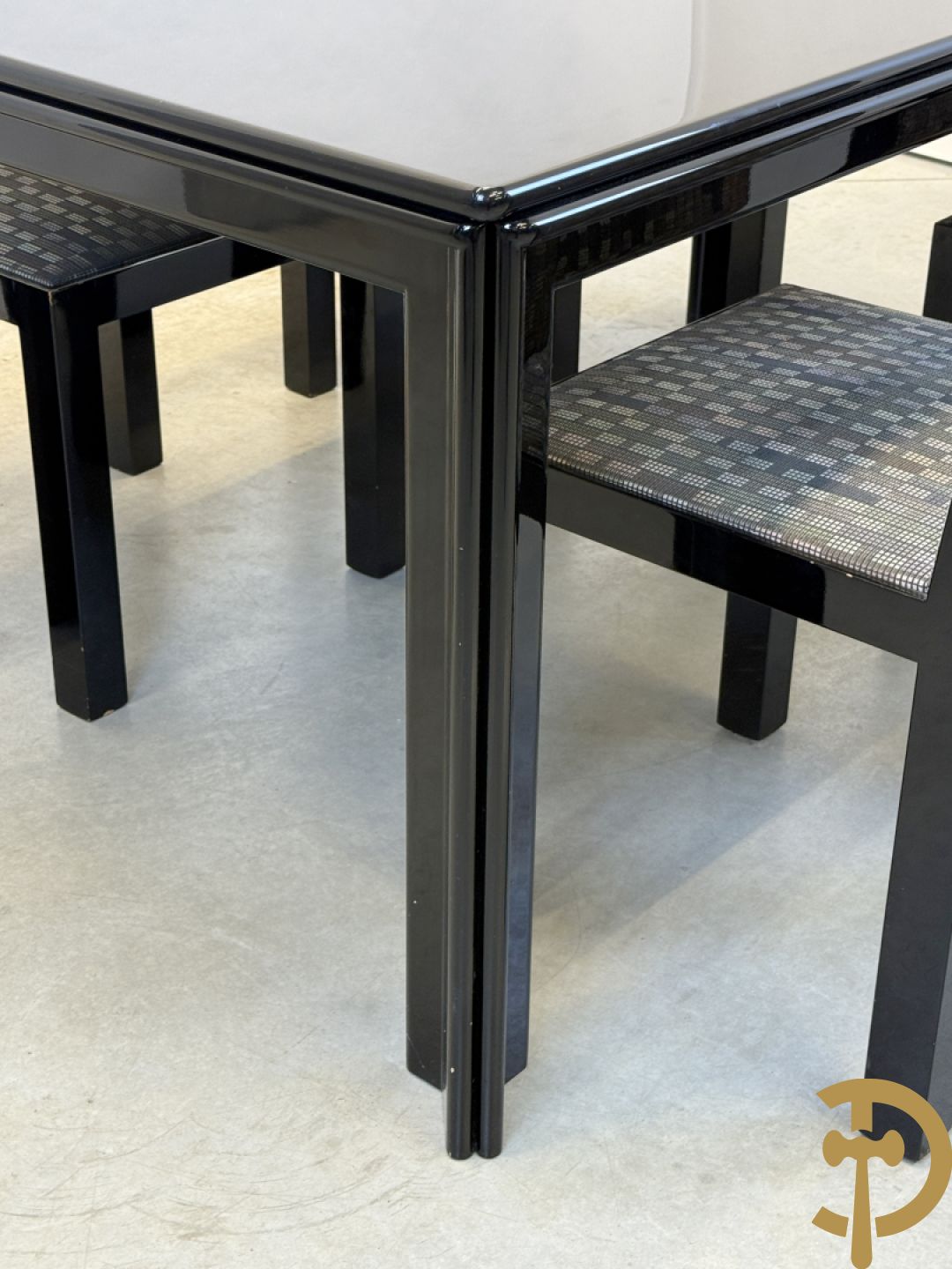 Zwartgelakte uittrekbare vintage designtafel met 4 bijhorende stoelen model 