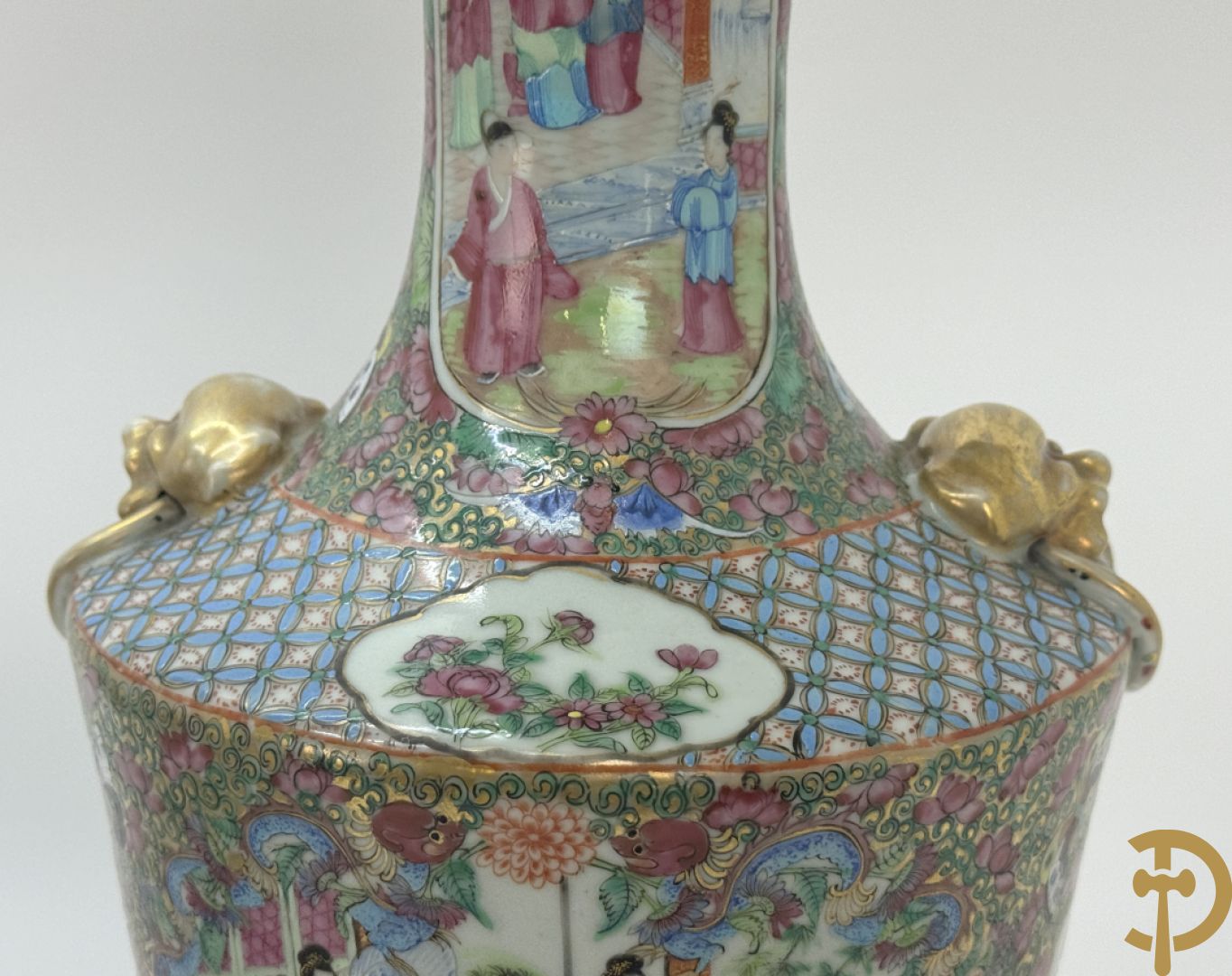 Paar Chinese porseleinen famille rose Kanton vazen met geanimeerd decor en zijdelings met fo honden