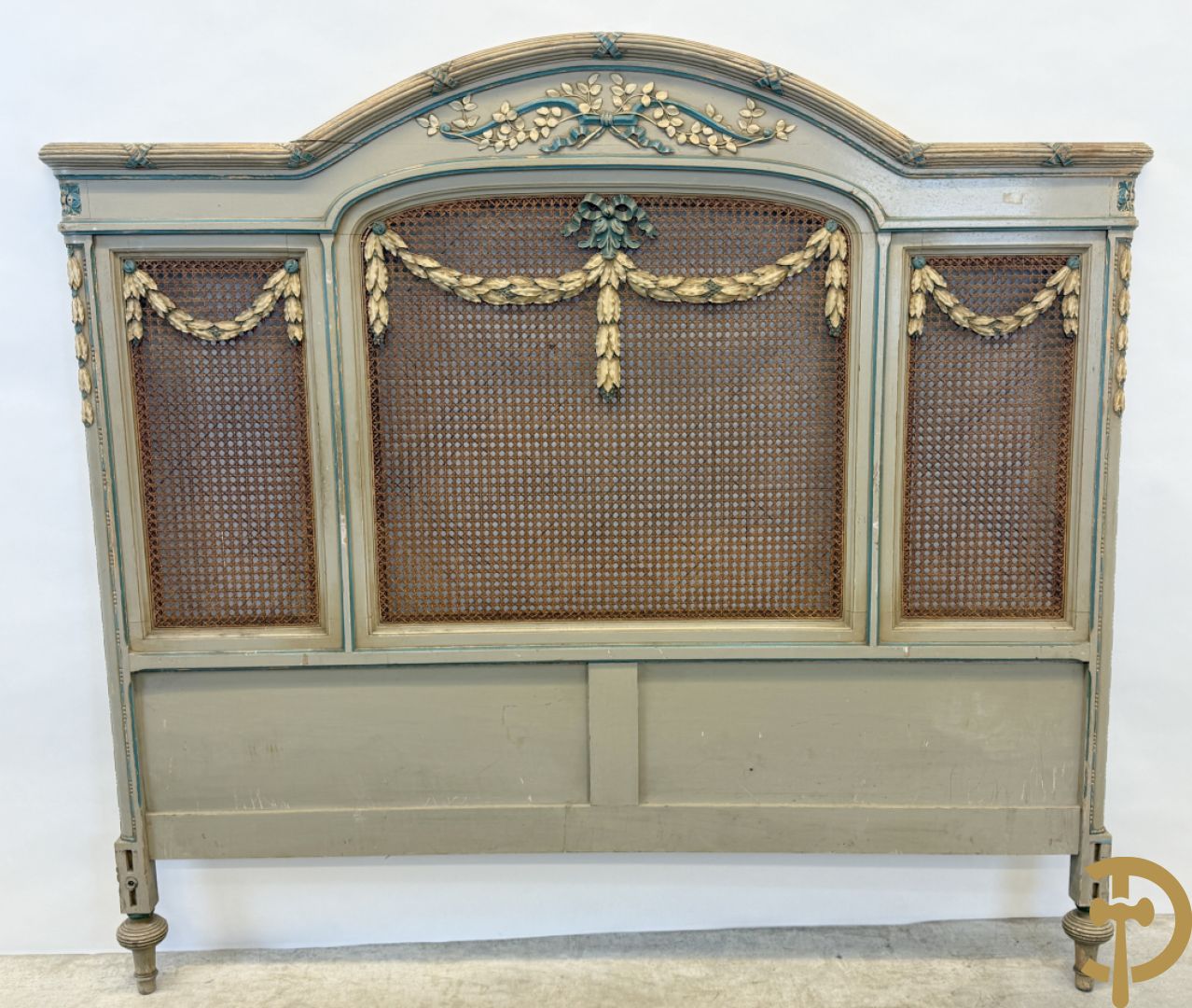 Gepatineerd Louis XVI bed met cannage en guirlandes + 2 muurconsoles met cannage en marmeren blad