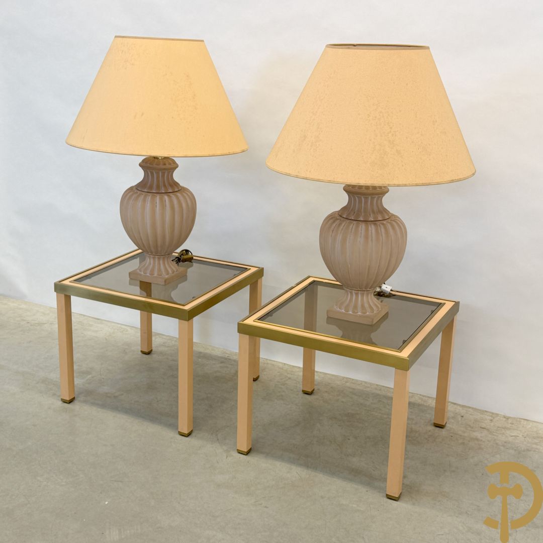 Paar bijzettafels met koperafwerking en glazen fumé blad + 2 bijhorende lampadaires in terra cotta