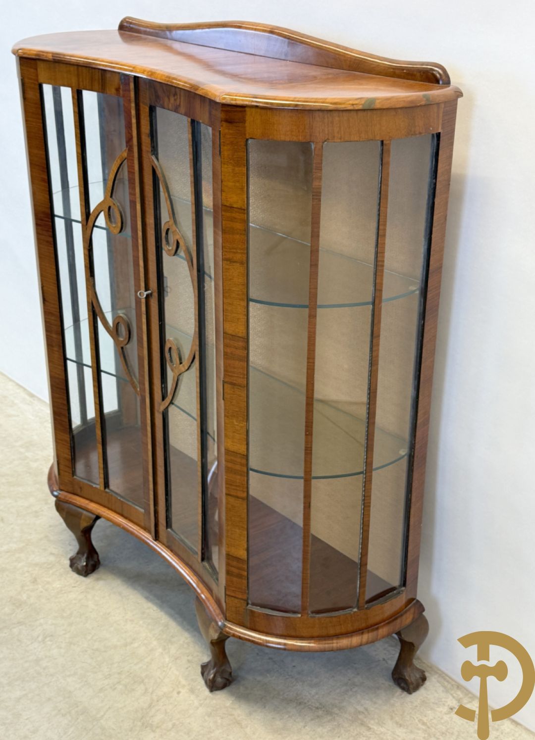 Engelse wortelnotehouten Art Deco vitrine op klauwepoten