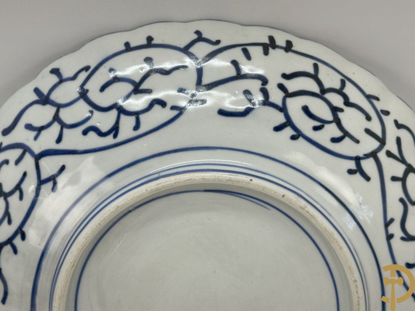 Twee porseleinen Imari schotels