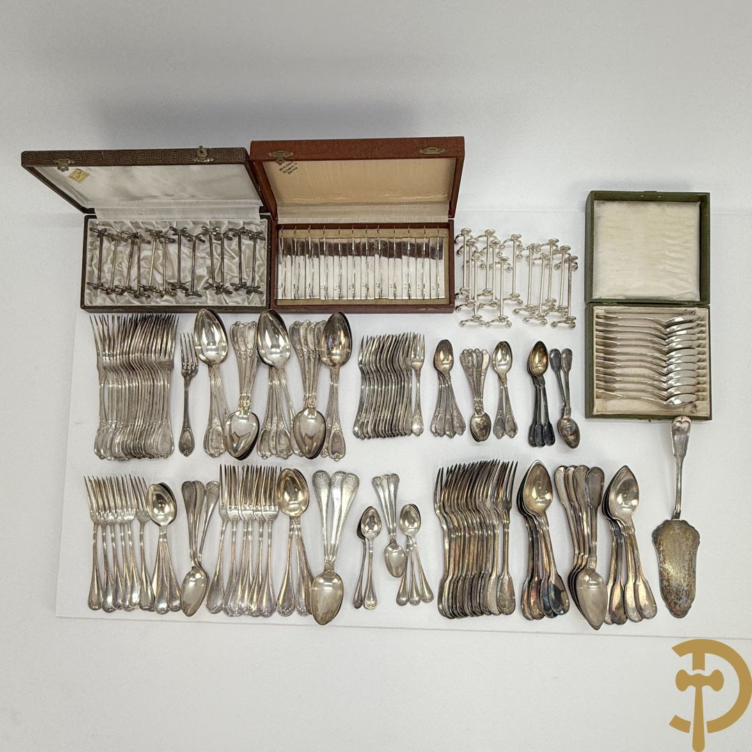 Verzilverd bestek Louis Philippe bestaande uit lepels, vorken, koffielepels en vorken + 3 sets porte couverts van o.a. Vossen