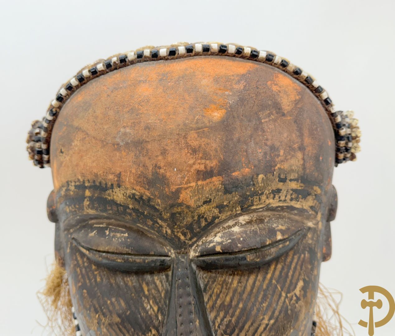 Afrikaans masker met symbolische beschildering, kralen en raffia