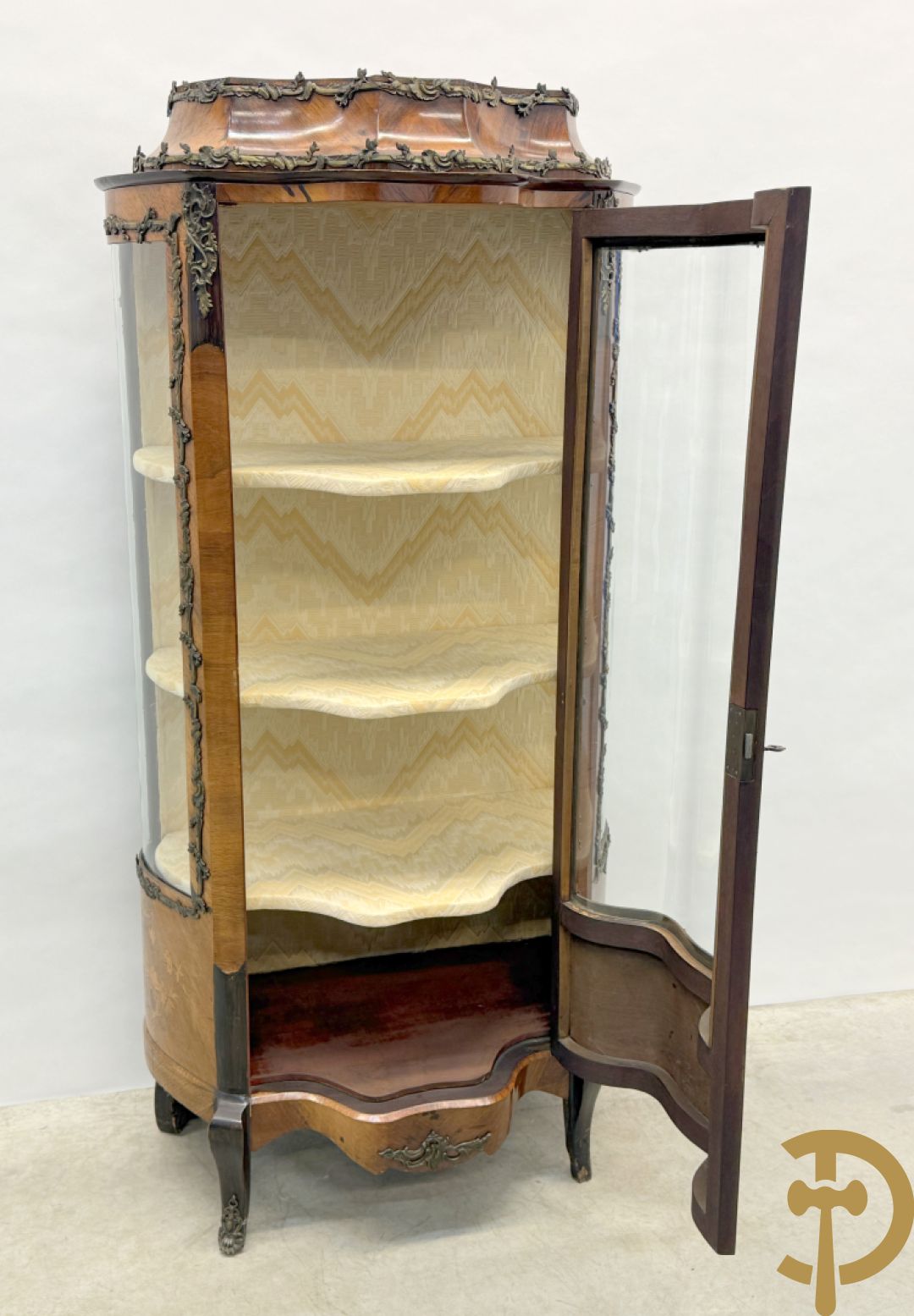 Notelaren Louis XV vitrine met gebogen glas, bezet met bronsbeslag en onderaan met bloemenmarketterie