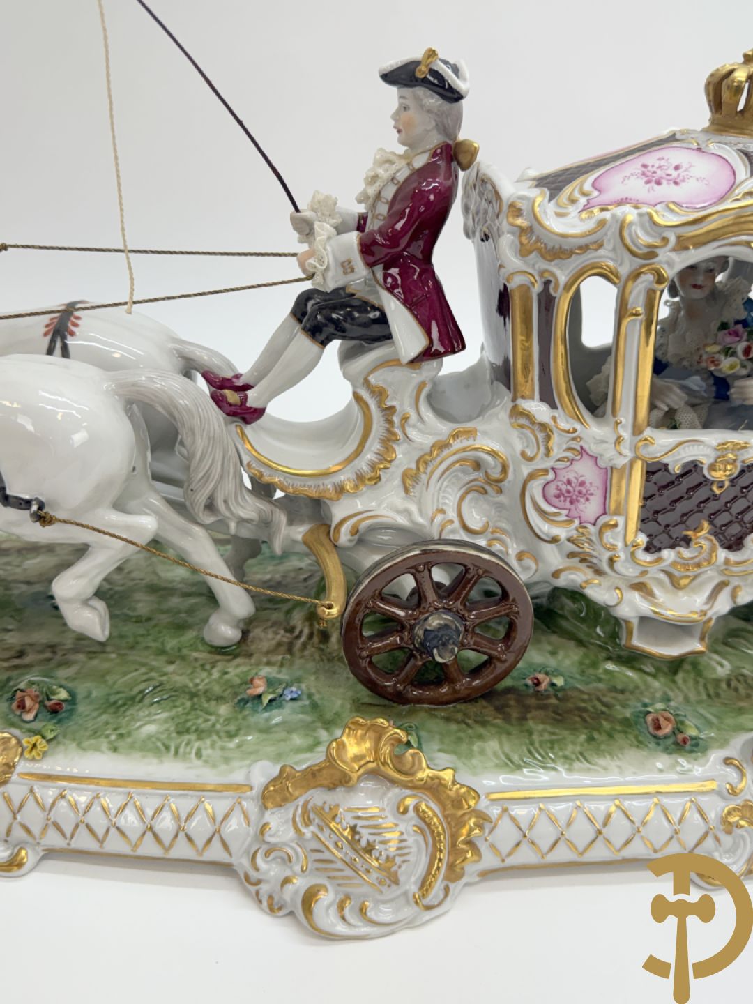 Porseleinen sierstuk koets met edeldame getrokken door 2 paarden, onderaan gemerkt Sax