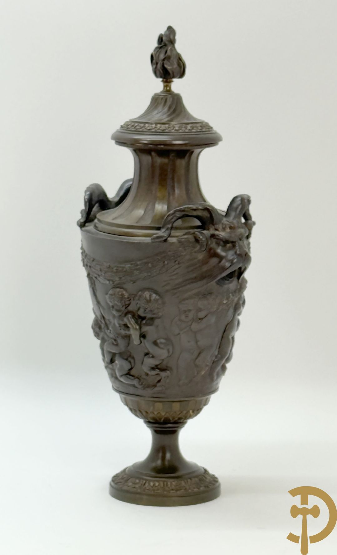 Bronzen cassolette met basrelief van cupido