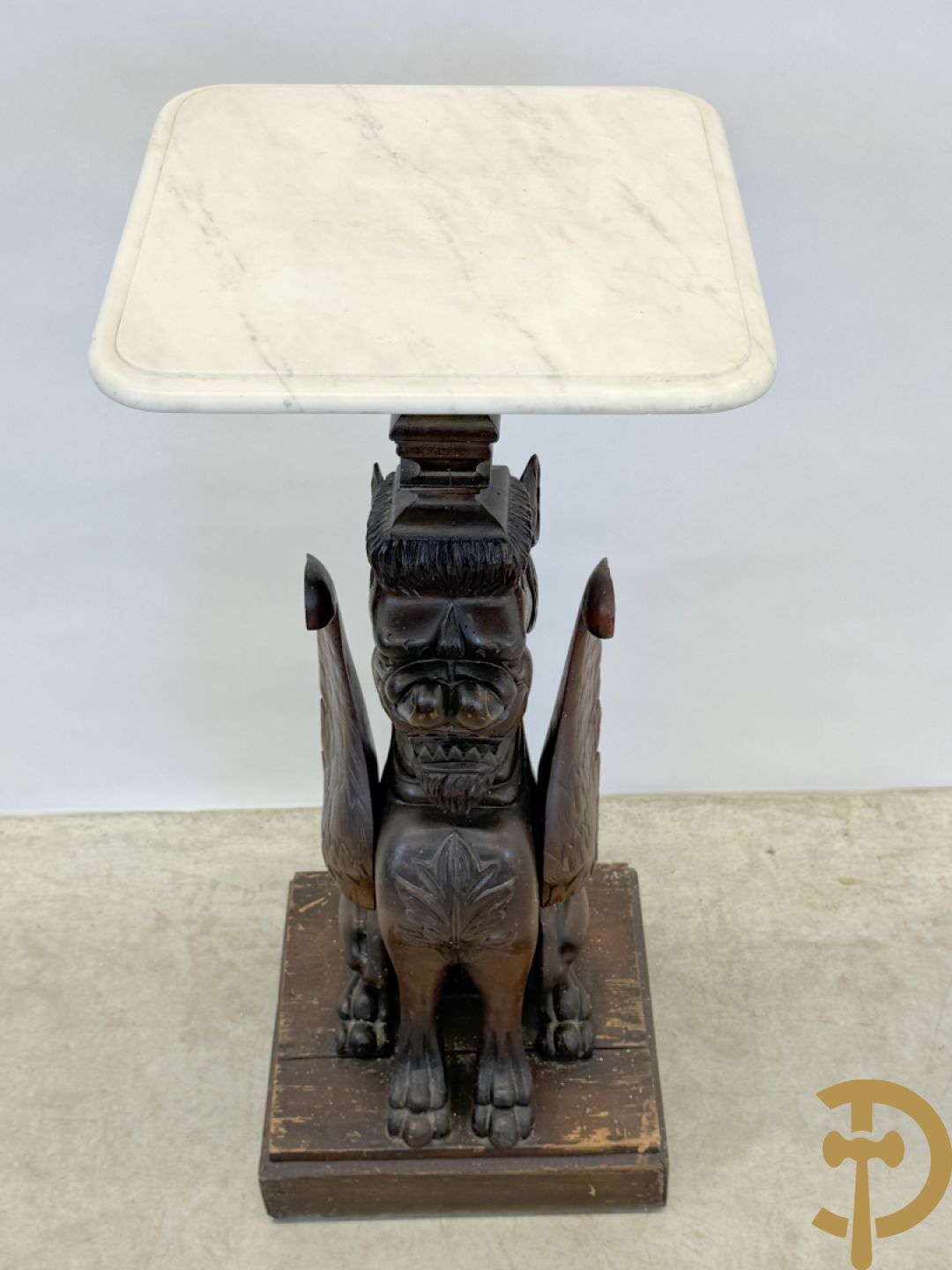 Houtgesculpteerde sokkel in de vorm van een handgesculpteerde fo hond bezet met marmeren plateau