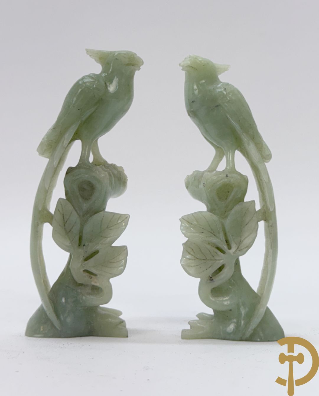 Vier Chinese handgesculpteerde vogels in jadeiet met bloemendecoratie