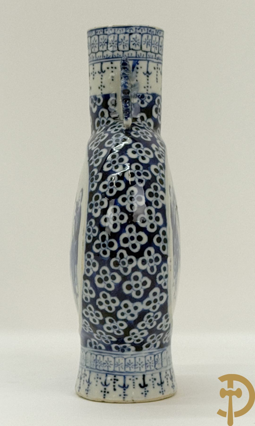 Chinese porseleinen maanvaas met geanimeerd decor