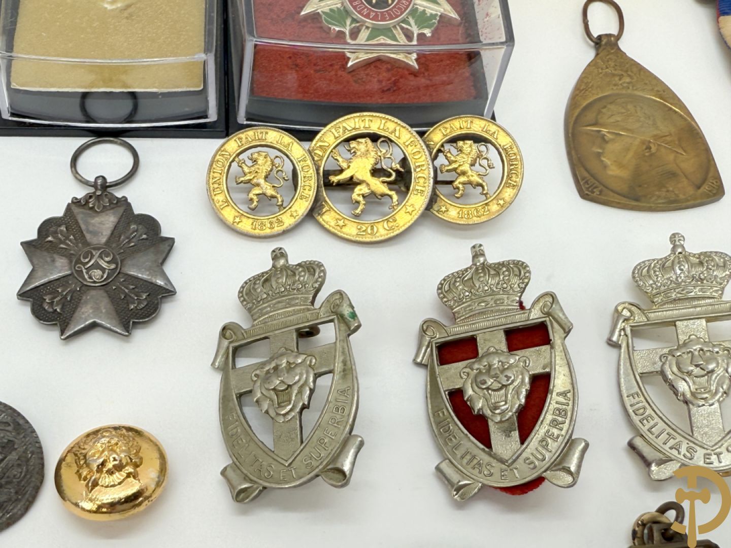 Lot insignes en medailles