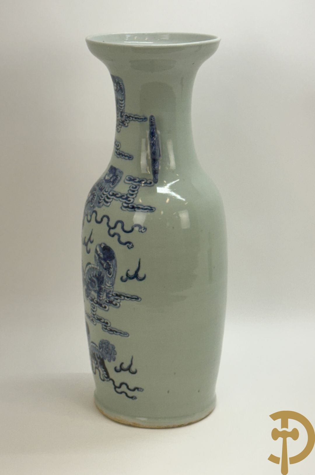 Chinese porseleinen celadon vaas met blauw/wit decor van fo honden