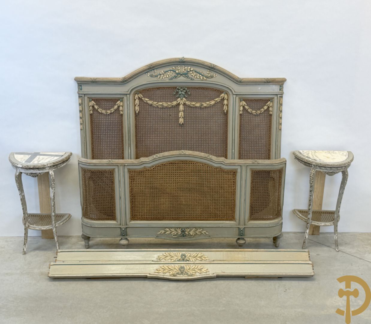 Gepatineerd Louis XVI bed met cannage en guirlandes + 2 muurconsoles met cannage en marmeren blad