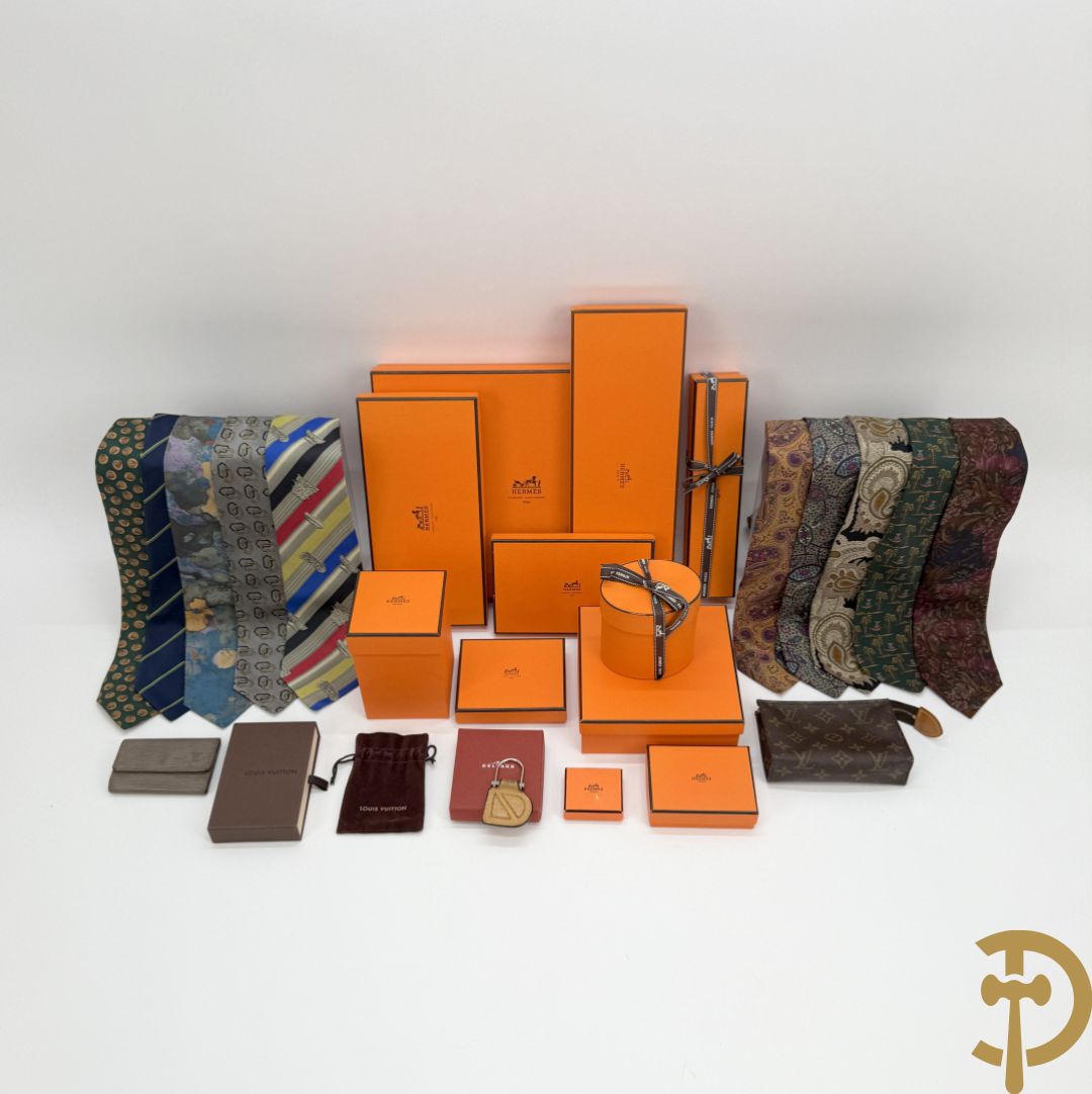 Elf lege doosjes van Hermes + Louis Vuitton sleutelhouder + kleine tas Louis Vuitton + herendassen w.o. Moschino, Zegna, Boss, Versace Gianni