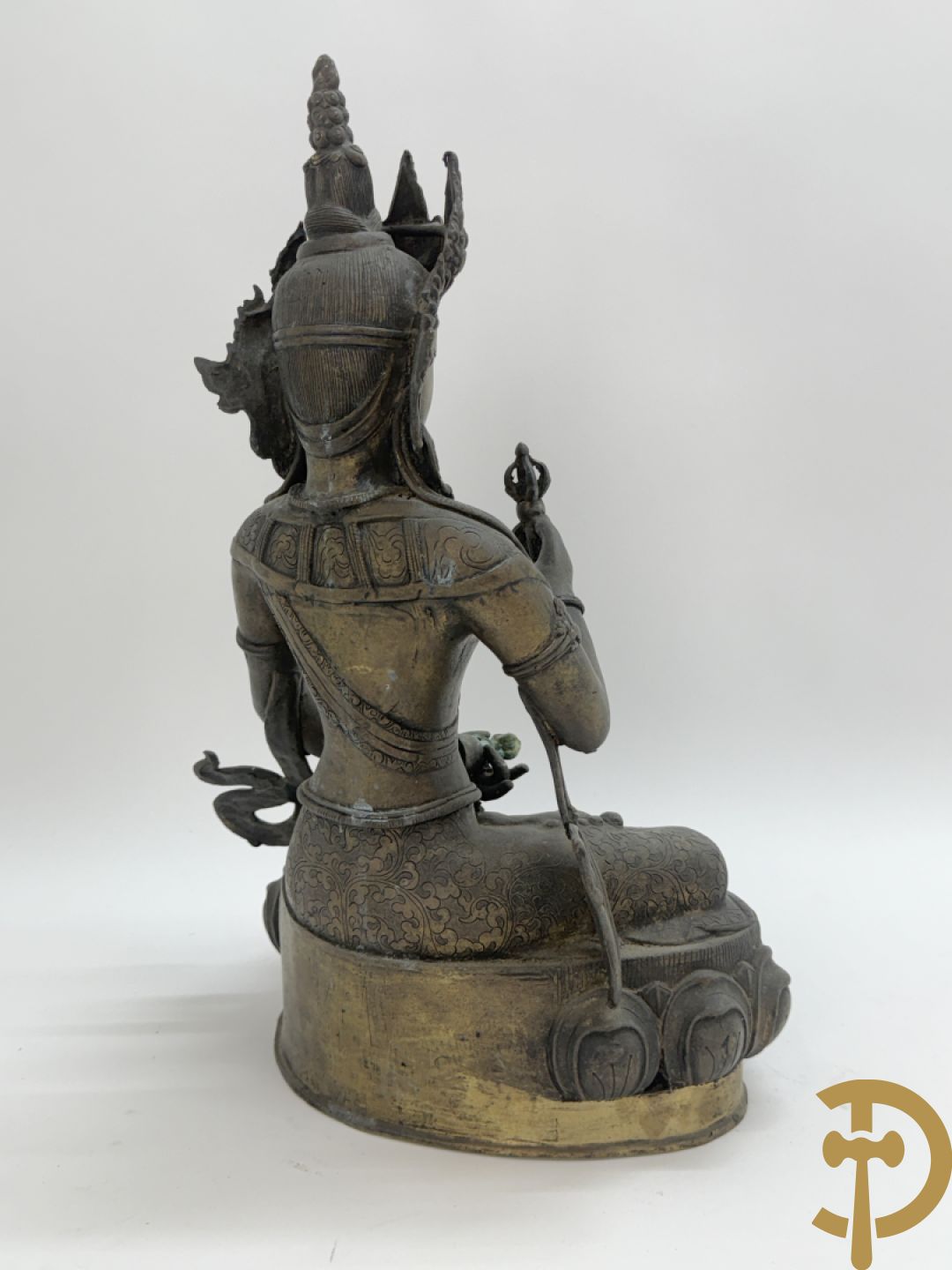 Bronzen neergezeten Boedha