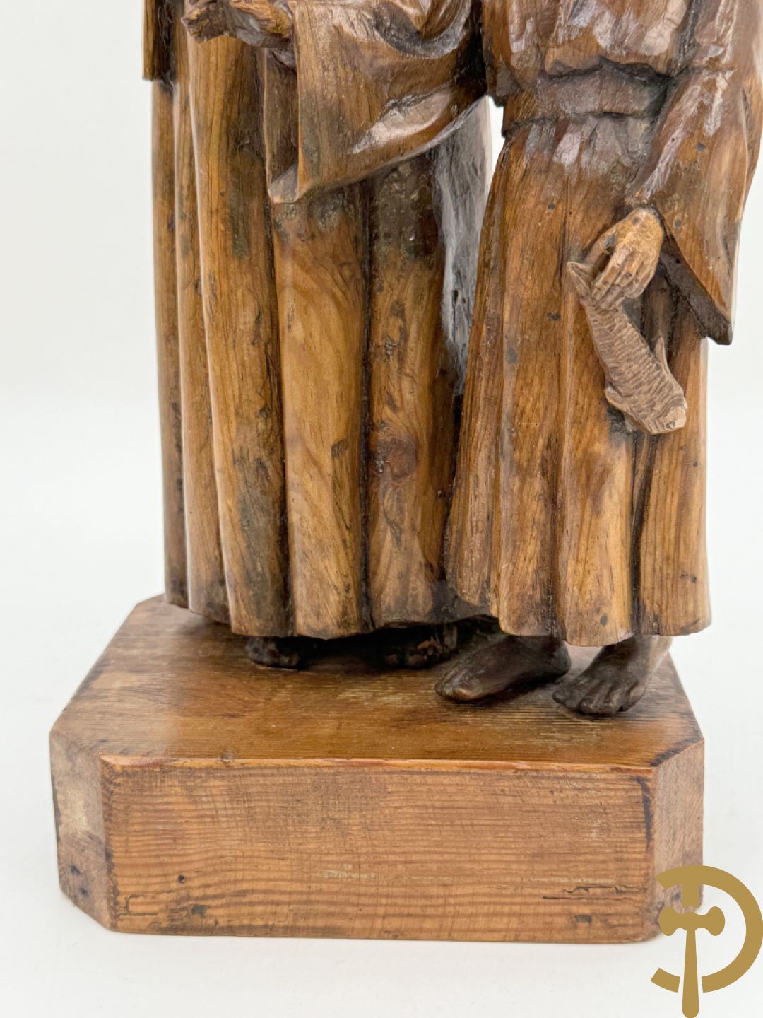 Houtsculptuur van engel met jongeling