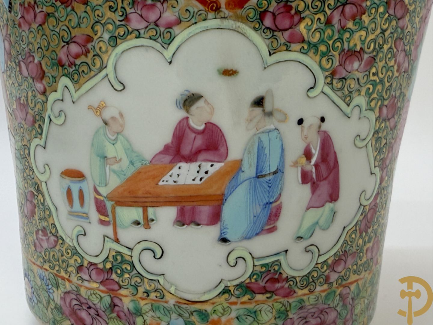 Paar Chinese porseleinen famille rose Kanton vazen met geanimeerd decor en zijdelings met fo honden