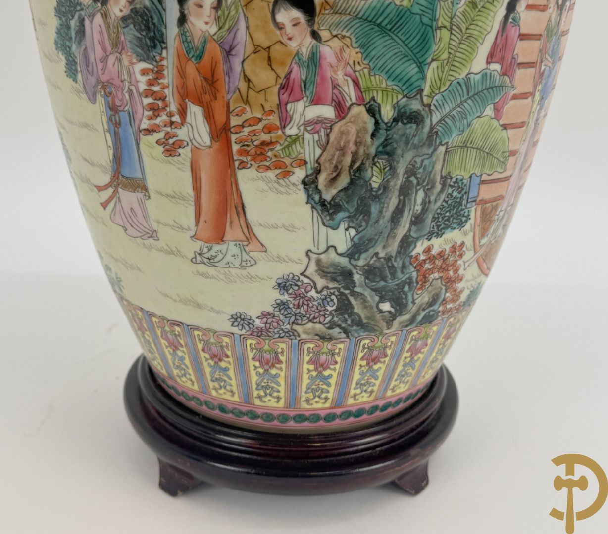 Chinese porseleinen vaas met geanimeerd decor van dames in tempels en landschap - omgebouwd als lampadaire