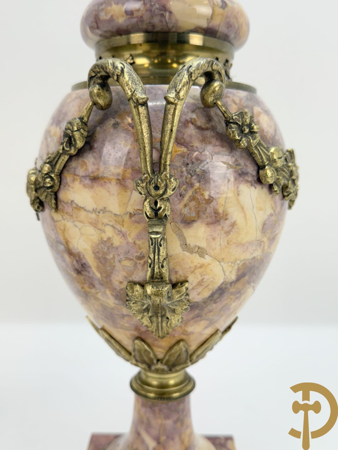 Paar marmeren cassolettes bezet met bronzen bloemenguirlandes