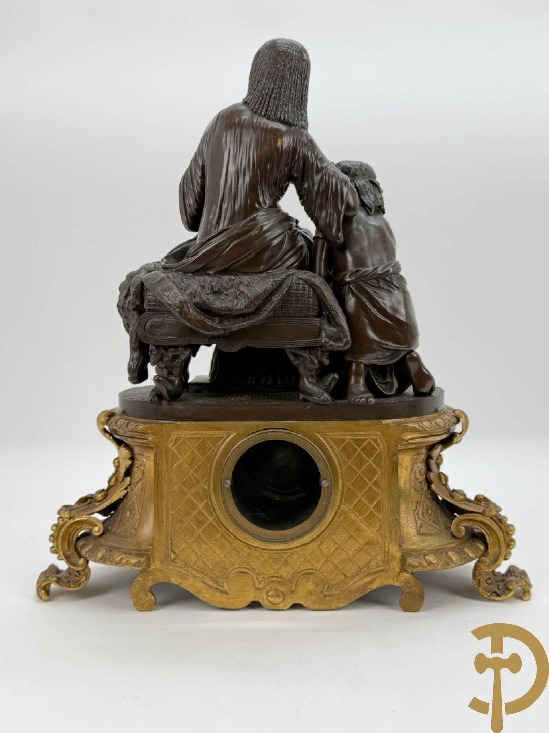 Driedelige bronzen garnituur bestaande uit middenstuk met bronzen vuurvergulde klok, Daubrée gemerkt à Nancy, bovenaan bekroond met Cleopatra met drinkbeker - getekend van Cumberworth sculpteur - geflankeerd door paar cupido