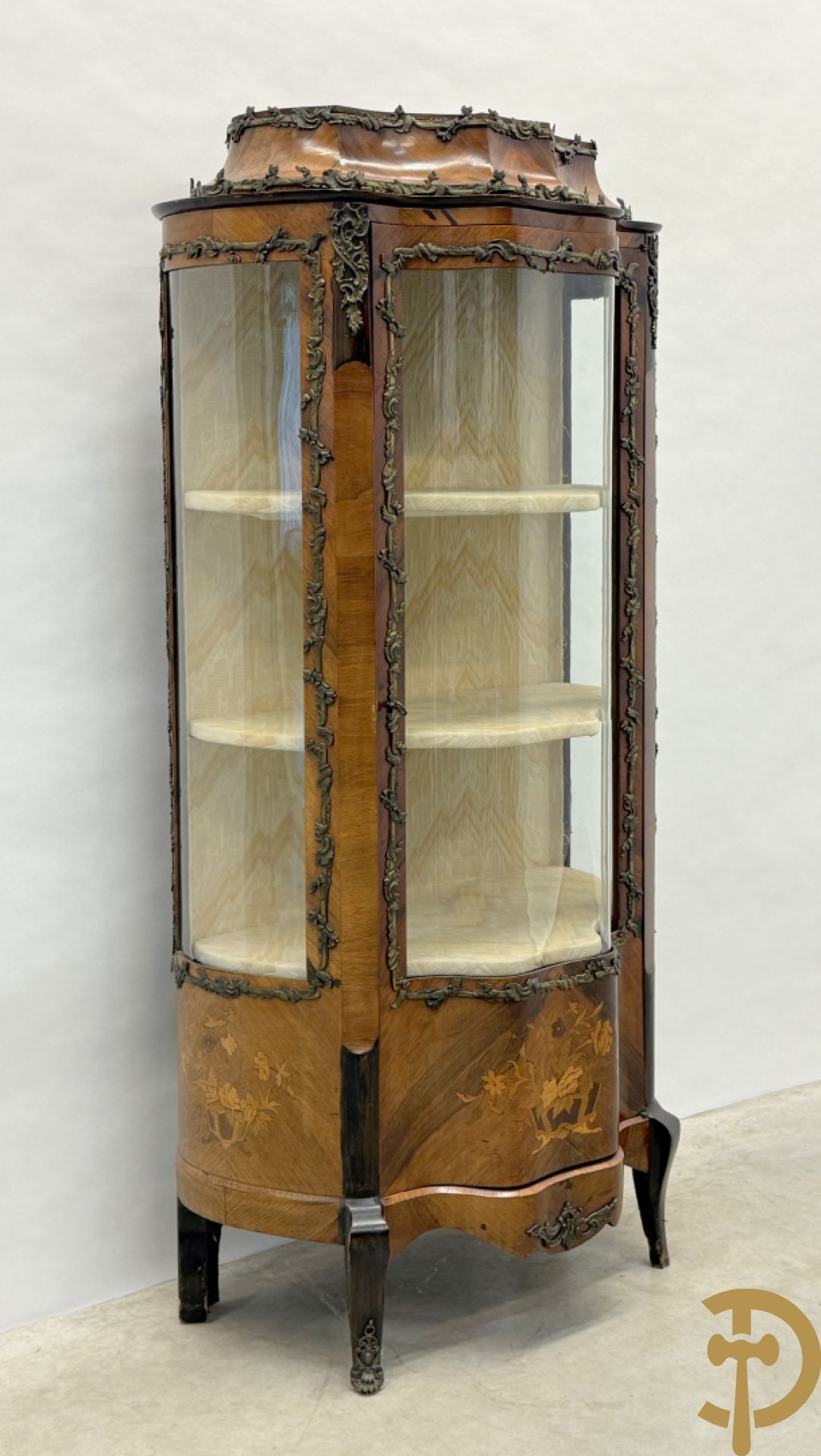 Notelaren Louis XV vitrine met gebogen glas, bezet met bronsbeslag en onderaan met bloemenmarketterie