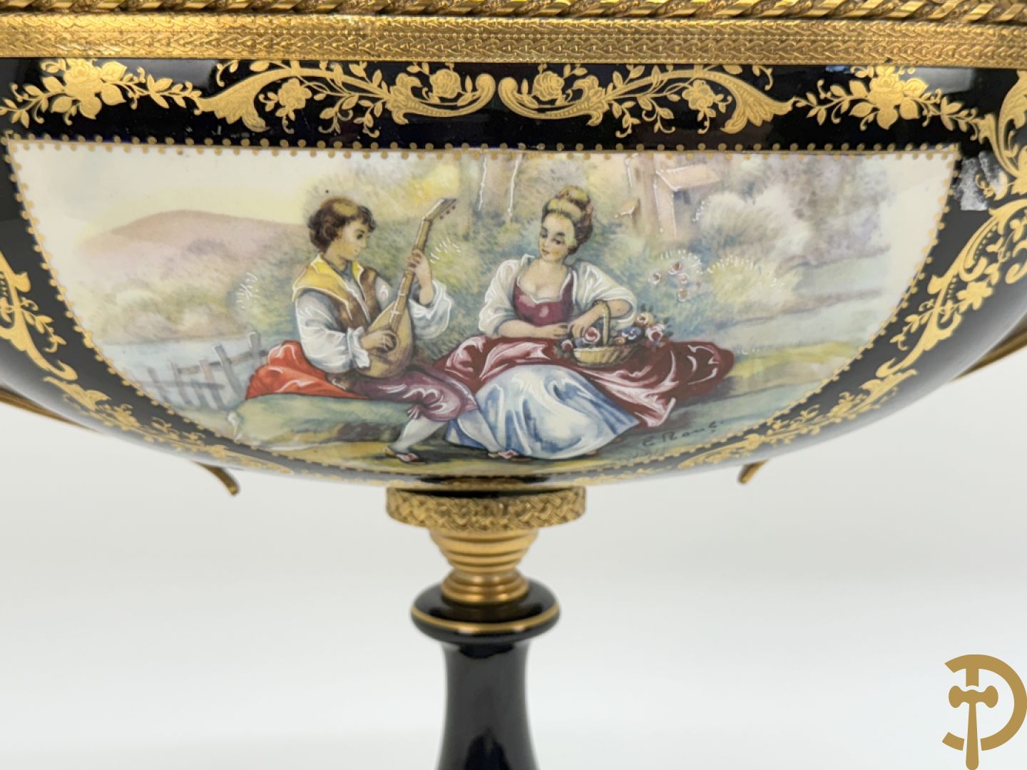 Coupe in kobaltblauw porselein met romantische geanimeerde scène, Rons E. getekend, Limoges France