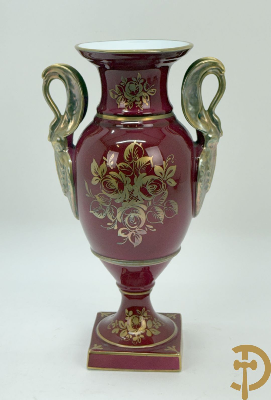 Sèvres cachepot met dubbel decor van handbeschilderde romantische dames en bloemendecor + cachepot in Frans porselein met bloemendecor gevat in bronzen houder + Limoges medici vaas met zwanehalzen