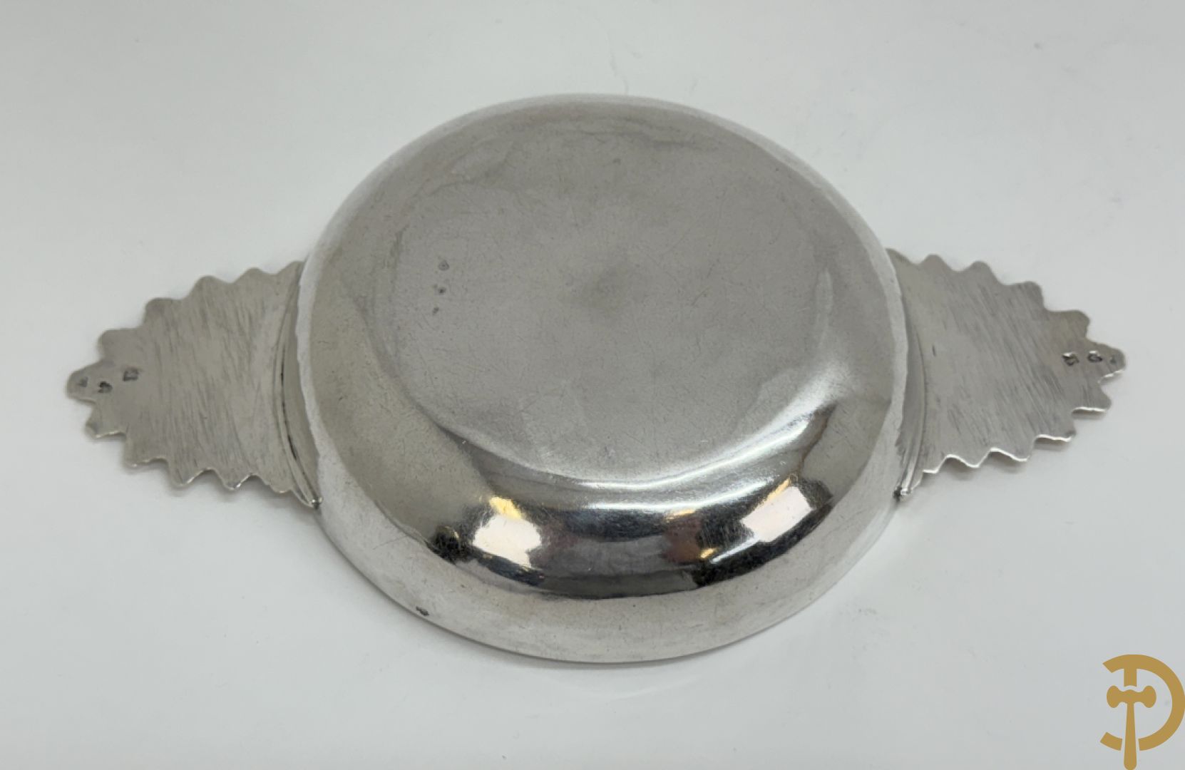 Massief zilveren schaal met handvaten in schelpvorm , Parijs 1752-1753, zilversmid Antoine Bailly, het meesterteken is aangebracht op beide handvaten en middenstuk, met décharge stempel paardenhoofd