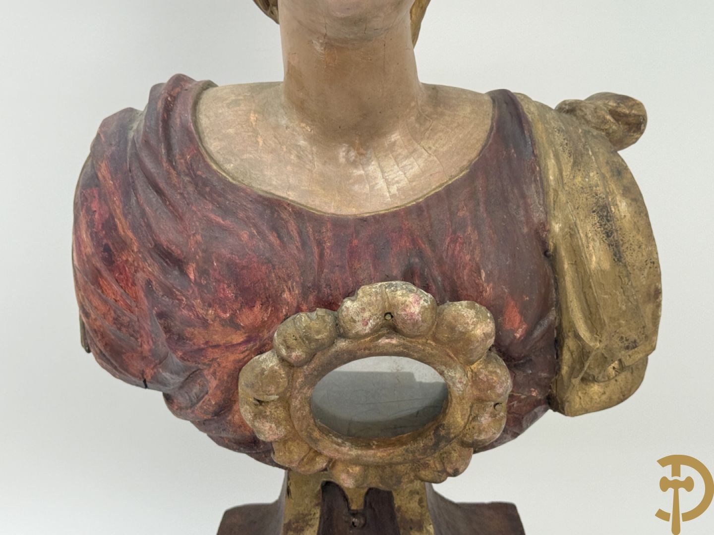 Houtgesculpteerde en gepolychromeerde damesbuste met reliekhouder