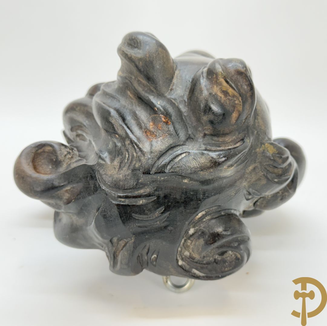 Houtsculptuur van gepolychromeerd engelenhoofd + engelenhoofd + sculptuur van accanthusrank