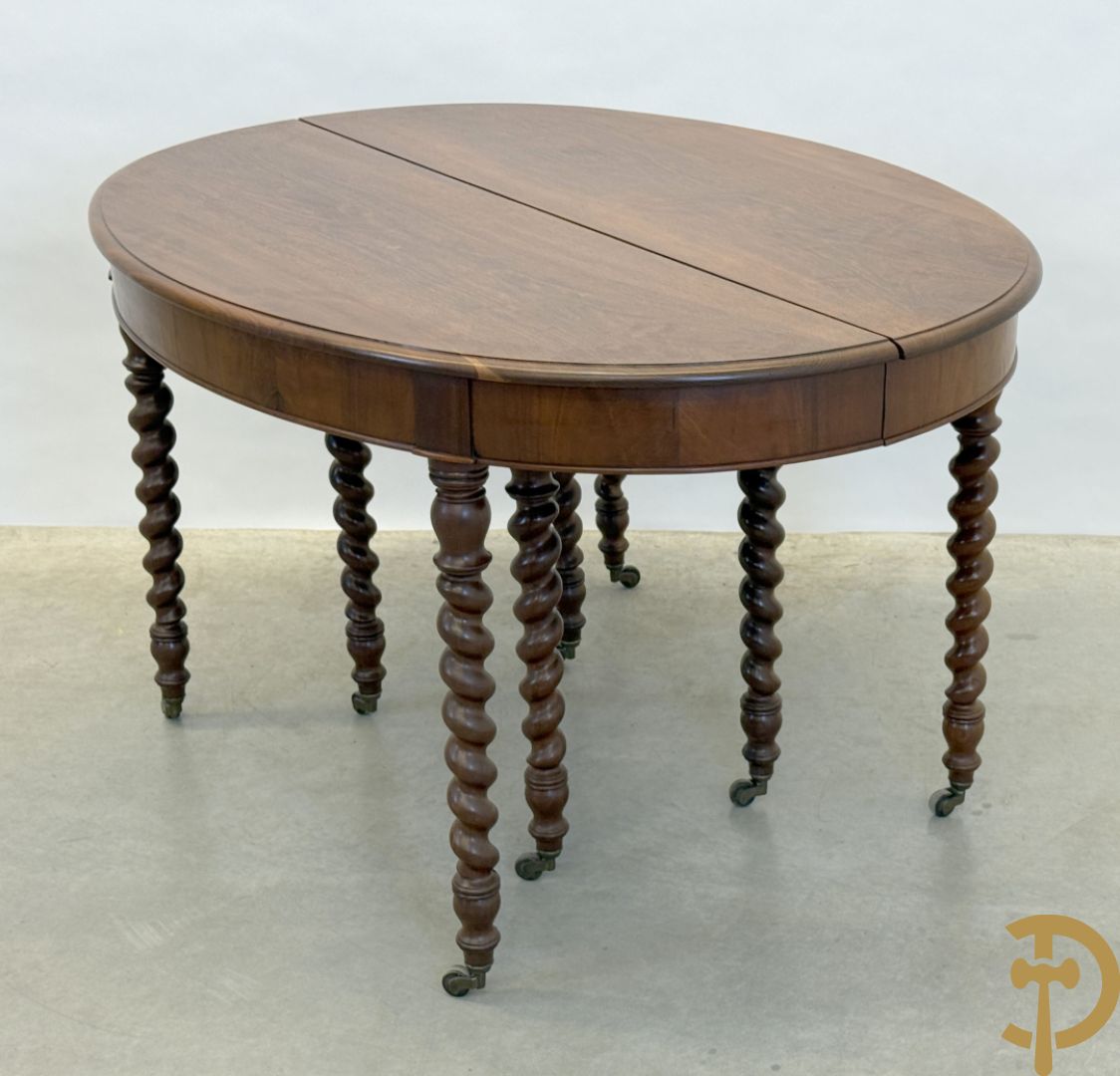 Massieve mahoniehouten Charles X tafel op 8 getorste en gespiegelde poten, midden 19e