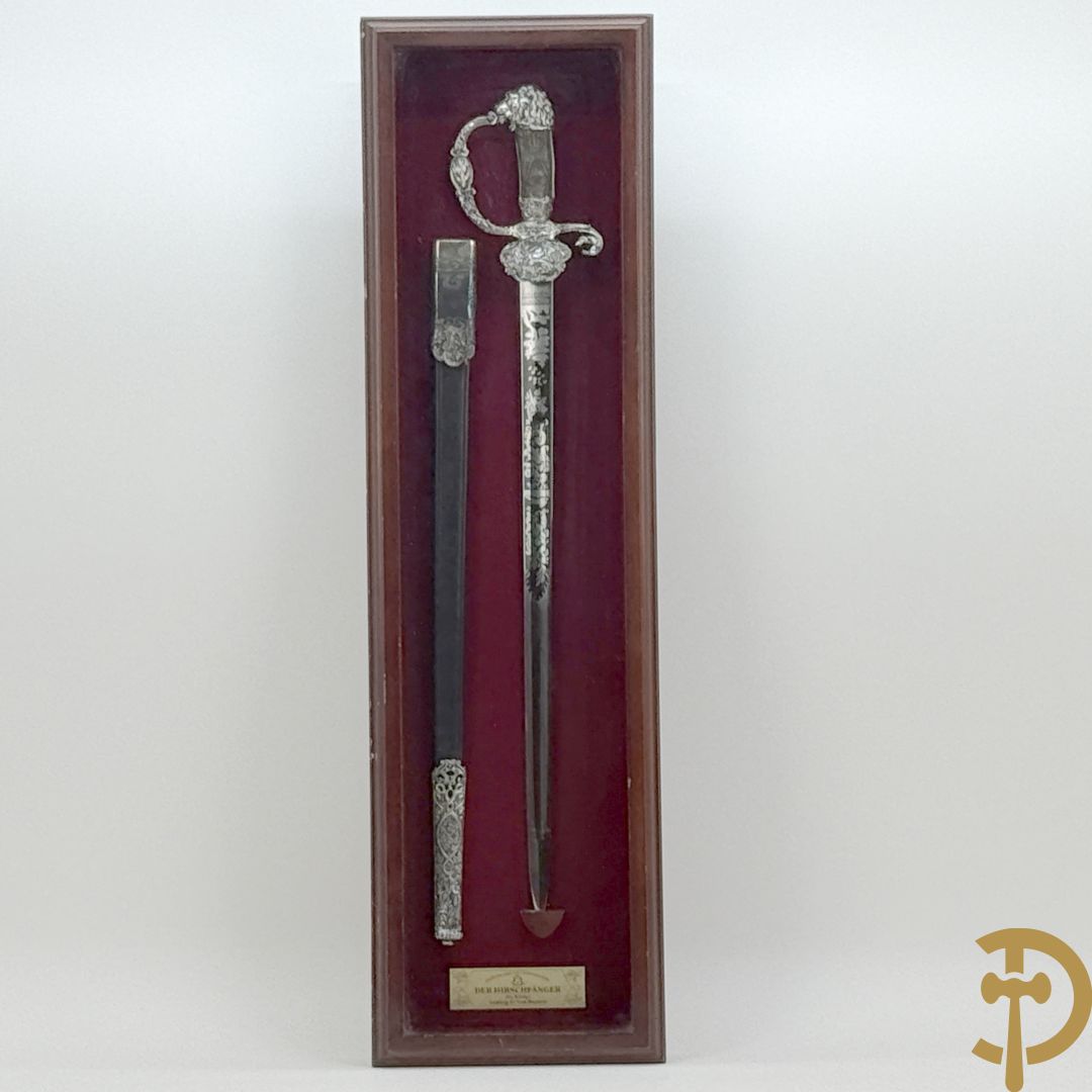 Der Hirschfänger, replica zwaard uitgegeven door Deutches Jagd und Fischereimuseum in een wandvitrine voorgesteld
