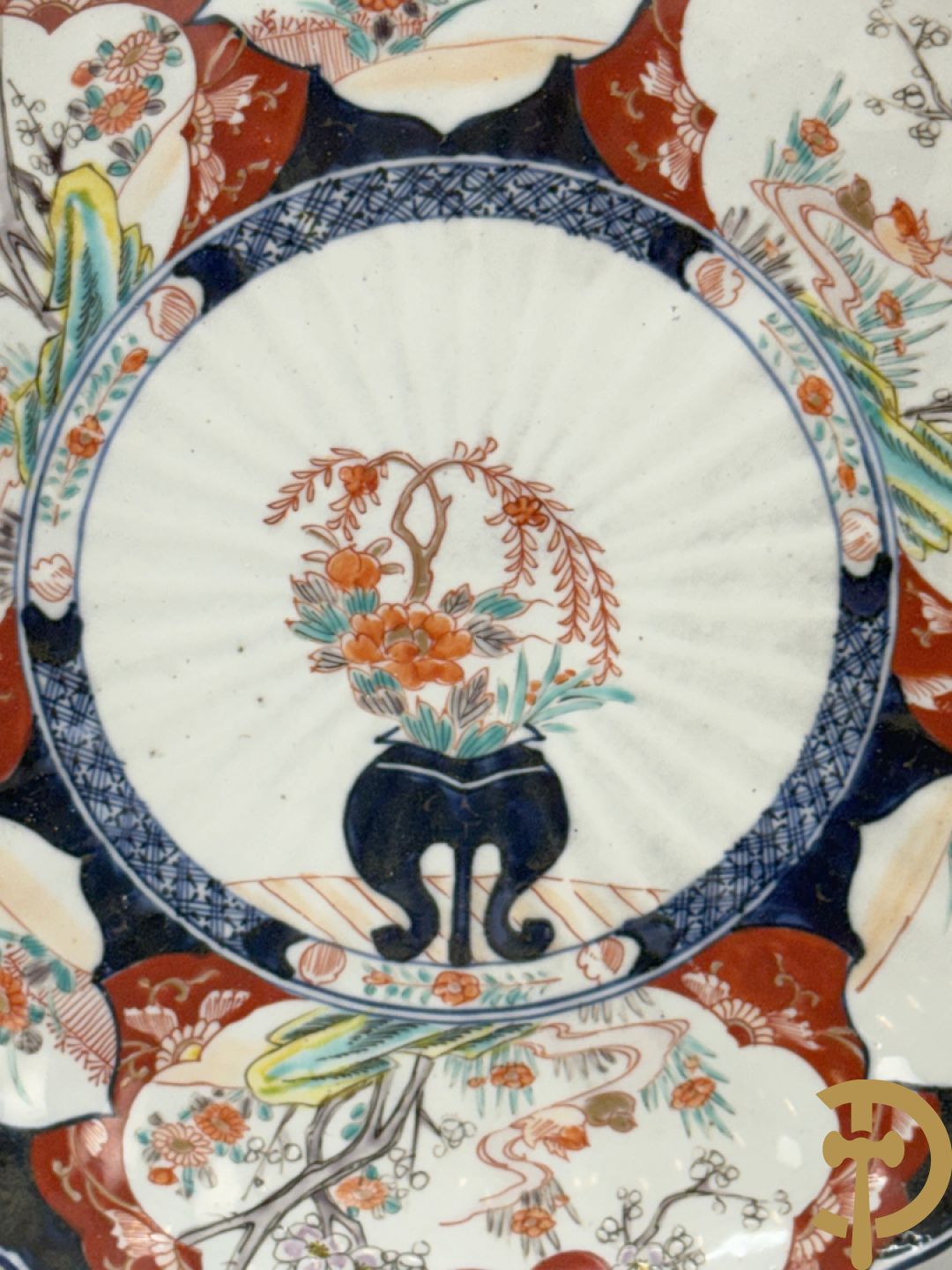 Twee porseleinen Imari schotels