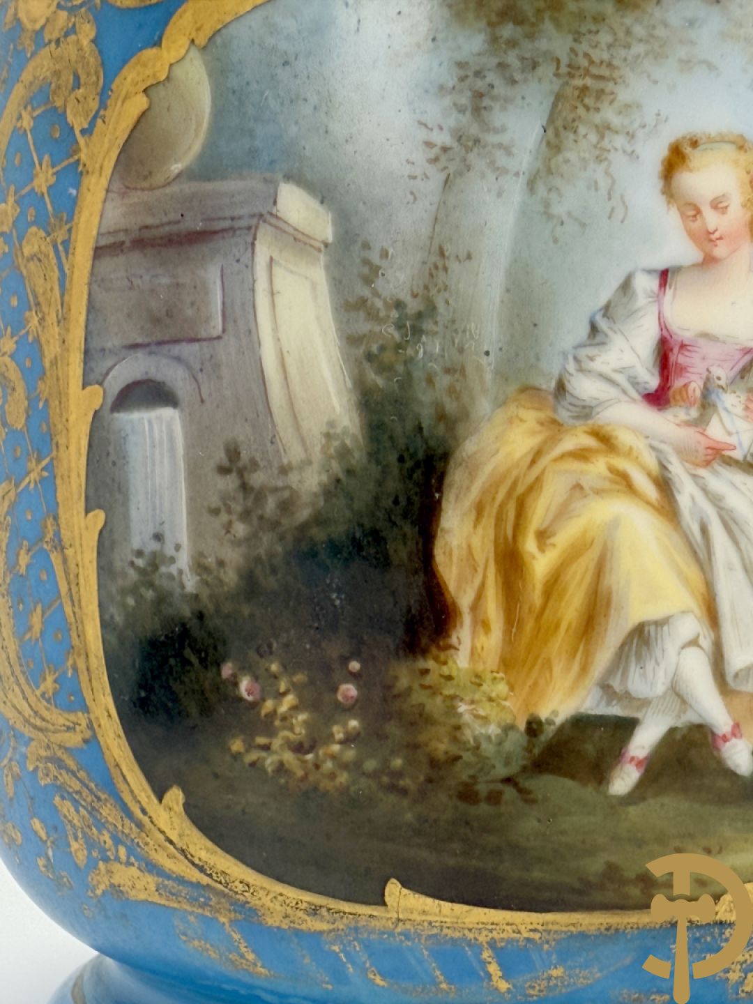 Sèvres cachepot met dubbel decor van handbeschilderde romantische dames en bloemendecor + cachepot in Frans porselein met bloemendecor gevat in bronzen houder + Limoges medici vaas met zwanehalzen