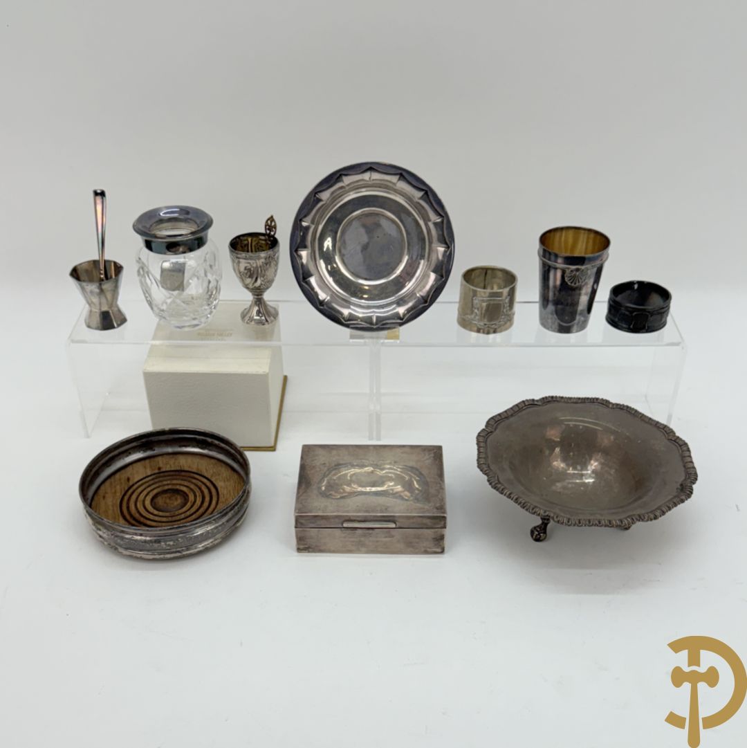 Massief zilveren schaaltjes op 3 pootjes + klein schaaltje Wolfers + flessenhouder  Engels massief zilver + 2 massief zilveren servetringen + zilveren eierdopje + massief zilveren geboortebeker + sigarettenetui gevat in massief zilveren omhulsel + vaasje met zilveren rand