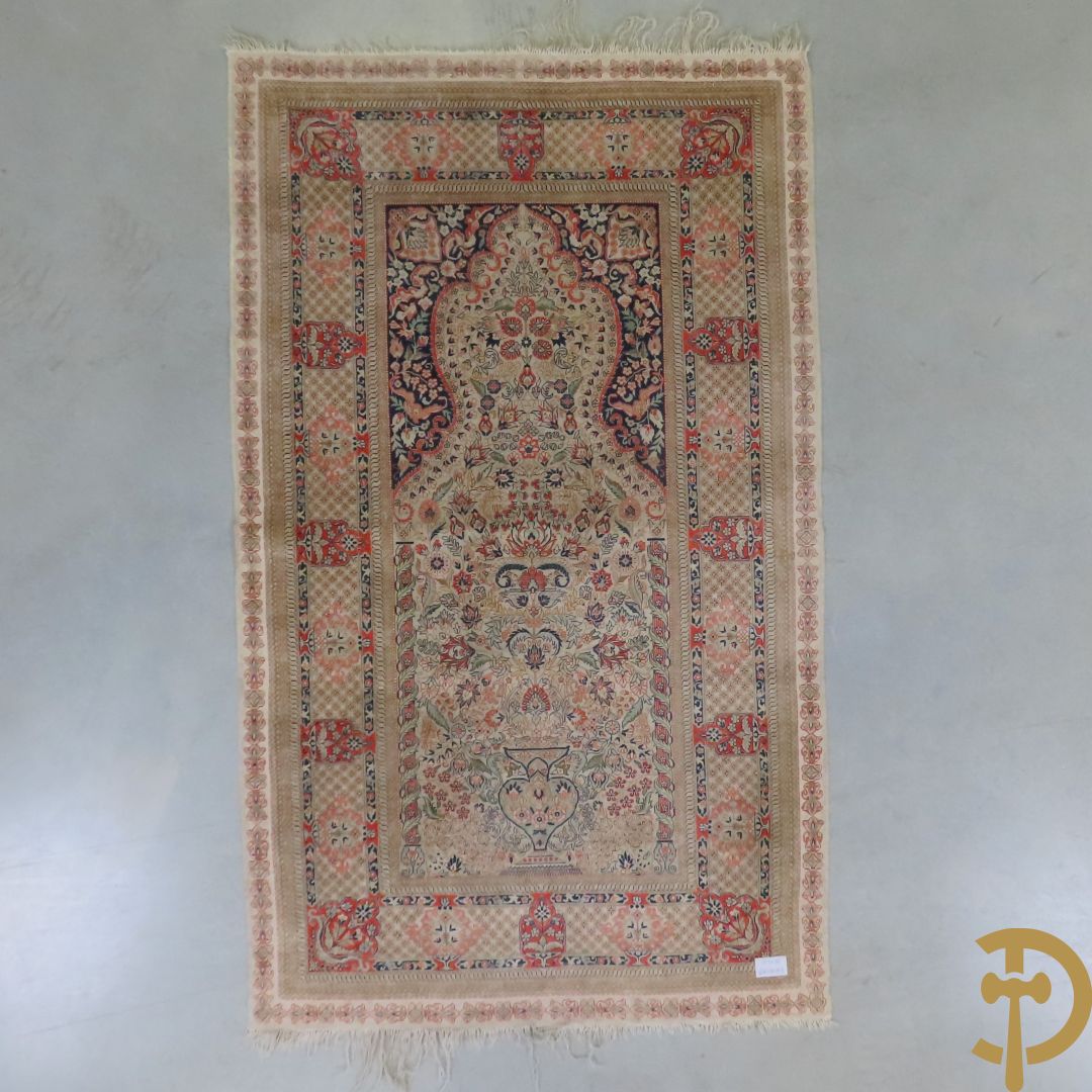 Zijden handgeknoopt tapijt met amfoor en bloemendecor