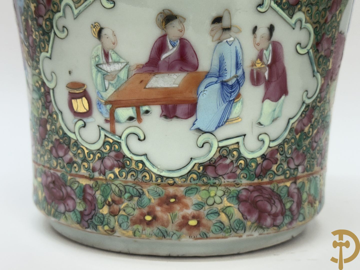 Paar Chinese porseleinen famille rose Kanton vazen met geanimeerd decor en zijdelings met fo honden