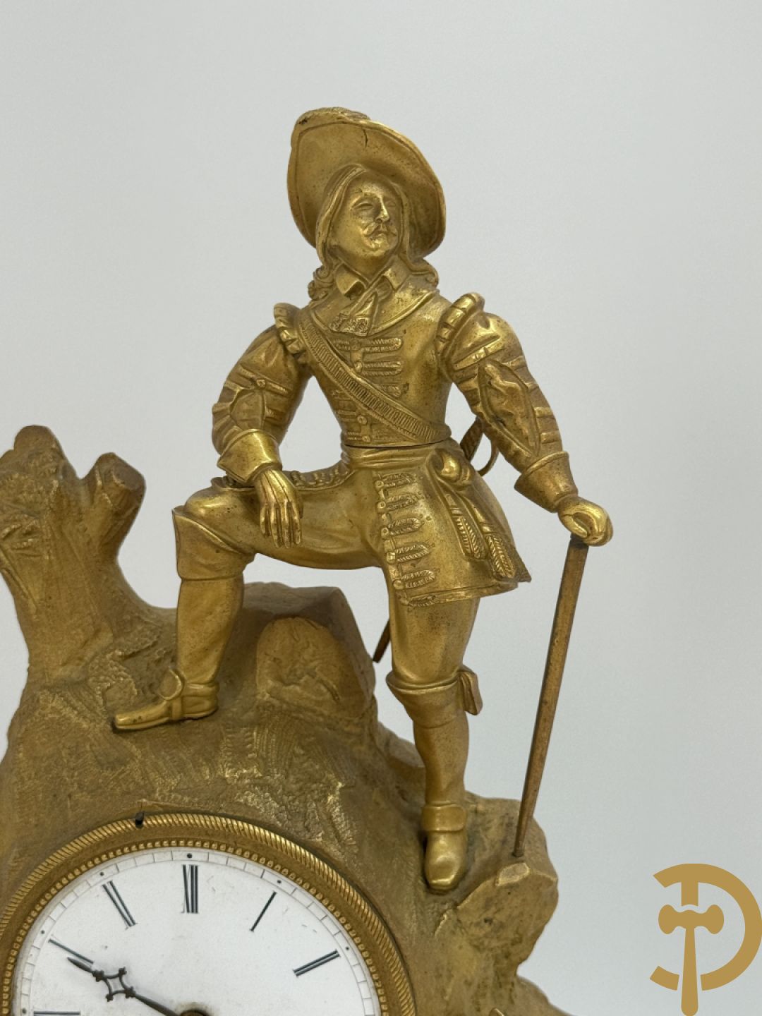 Vuurvergulde bronzen schouwpendule met musketier bekroond, getekend Cadart à Lille