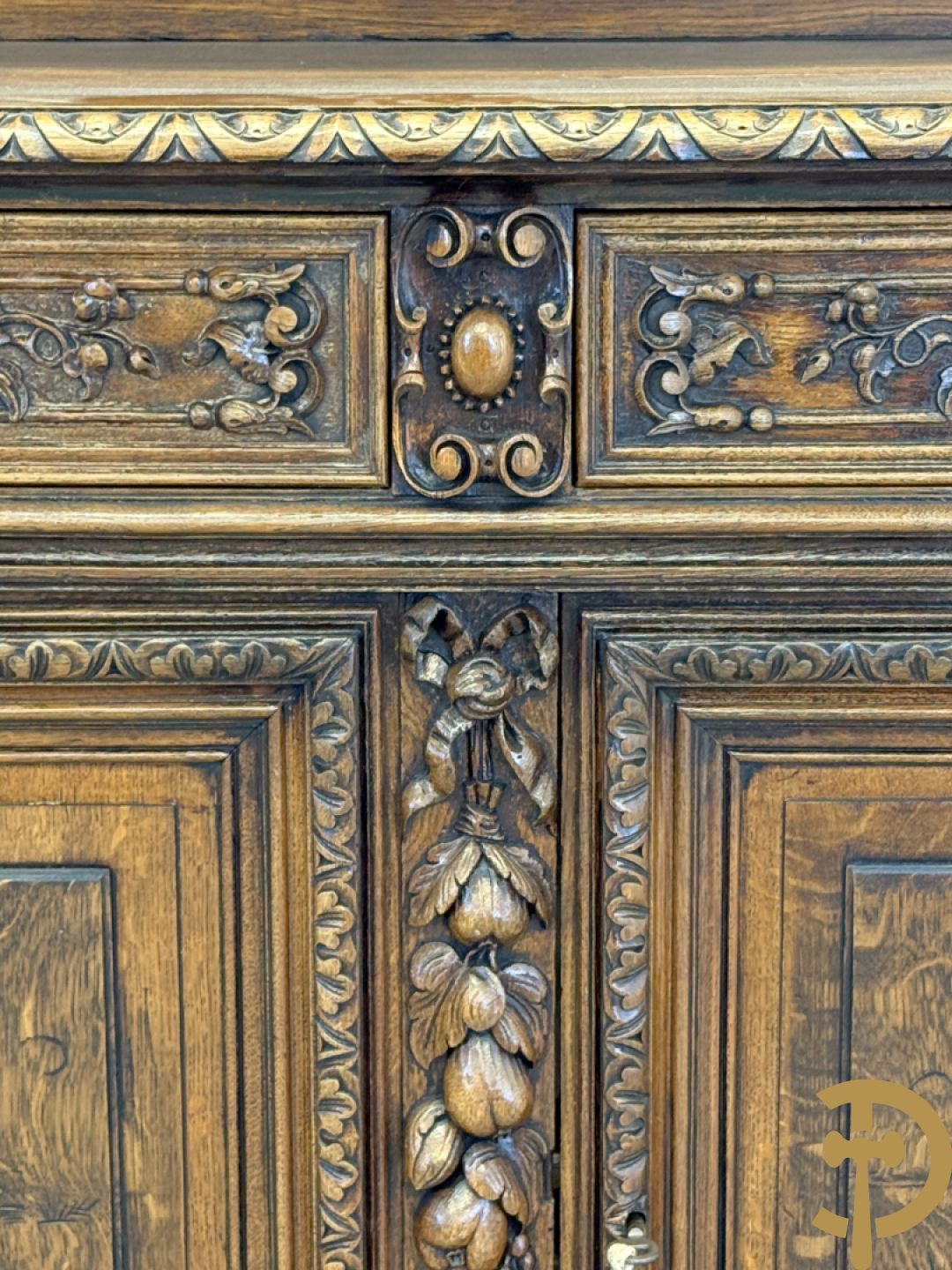 Massief eiken Neo Renaissance vaiselier met sculptuur van fruit en accanthusranken, 19e