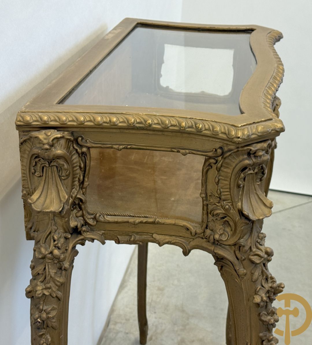 Vergulde Louis XV juwelenvitrine met openklapbaar deksel, bezet met rocailles, op voluutvormige poten