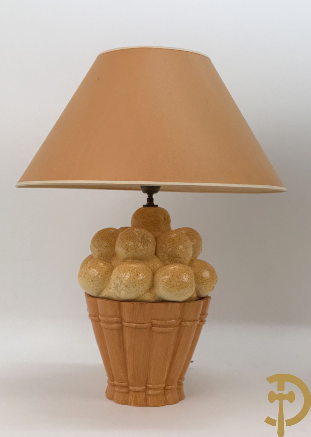 Paar keramieken lampadaires met gekleurd fruit in mand