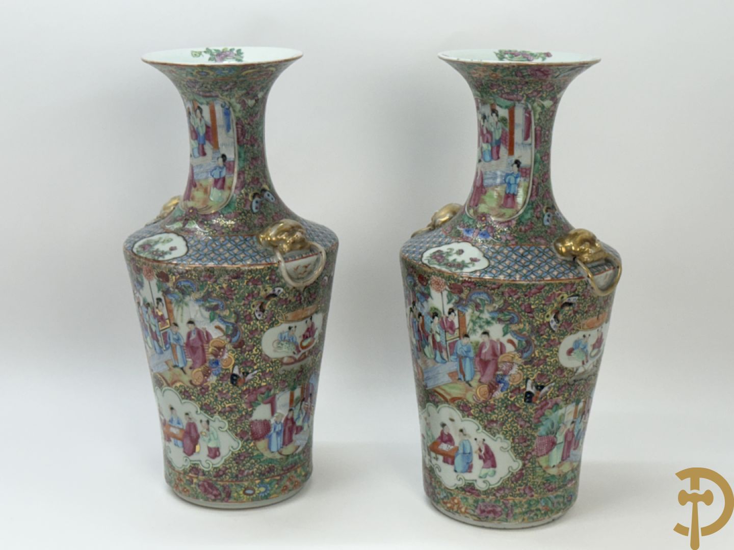 Paar Chinese porseleinen famille rose Kanton vazen met geanimeerd decor en zijdelings met fo honden