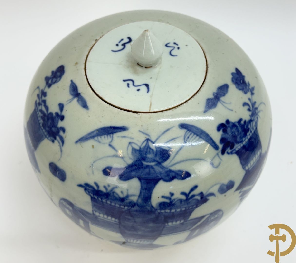 Twee Chinese porseleinen celadonvazen met blauw wit bloemen en vogeldecor + cachepot met vazendecor