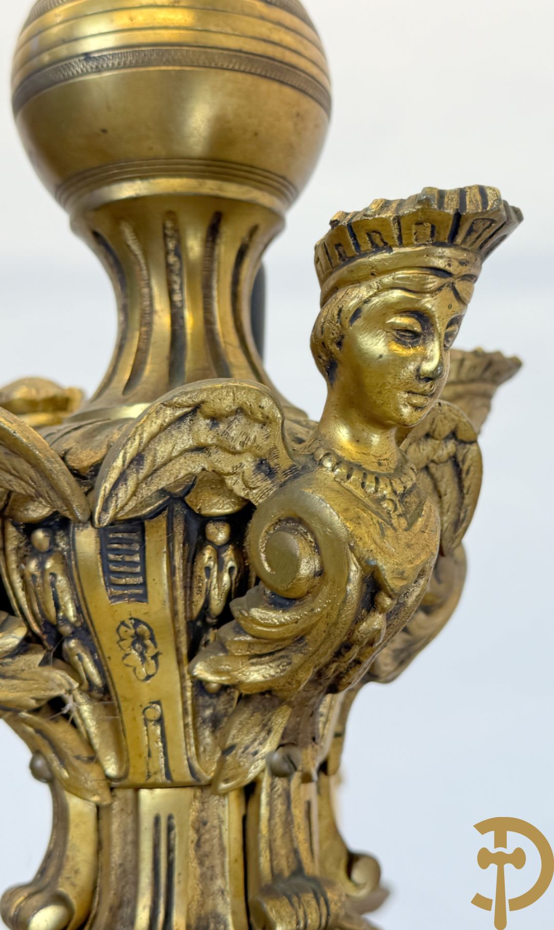 Bronzen achtarmige mazarin luchter met ridderhoofden en accanthusranken
