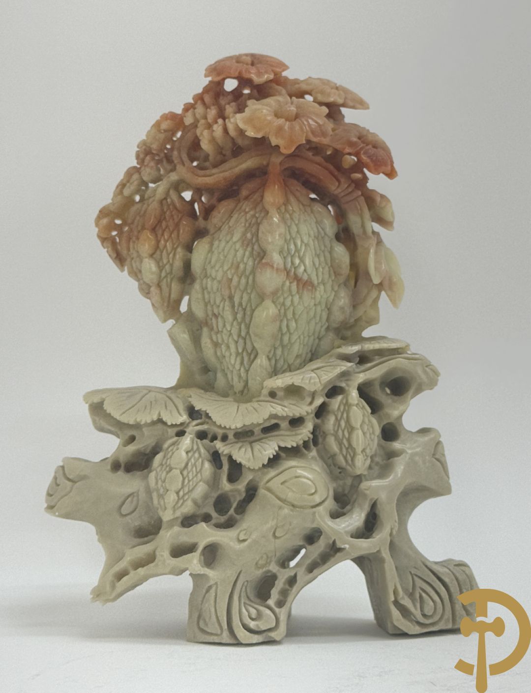 Zwart/witte nefriet sculptuur van geisha in gebergte + speksteensculptuur met bloemen + zittende boedha in nefriet + 9 kleine sculpturen in jadeiet