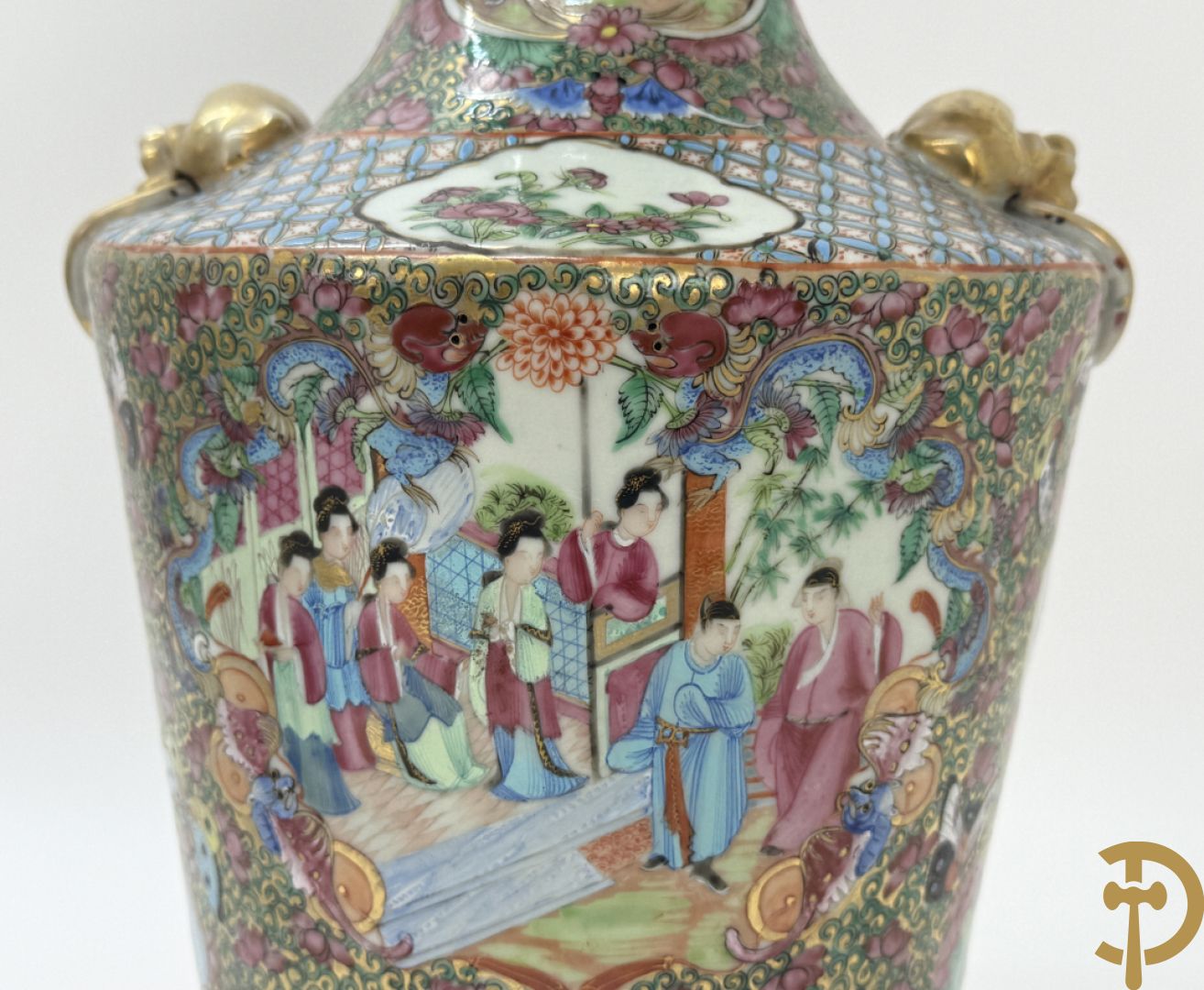 Paar Chinese porseleinen famille rose Kanton vazen met geanimeerd decor en zijdelings met fo honden