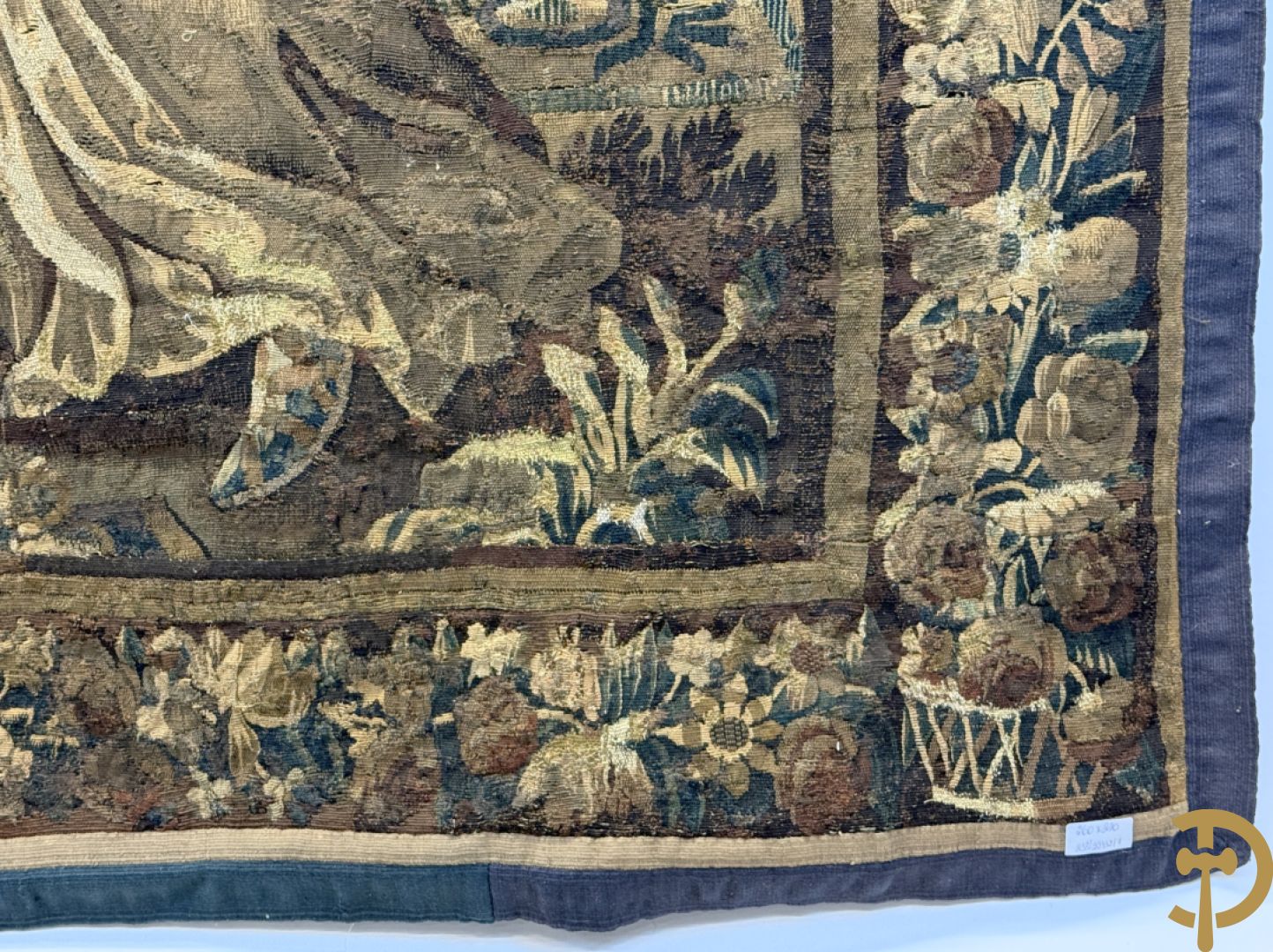 Fragment van wandtapijt met geanimeerde mythologische scène, omgeven door florale omranding, 18e