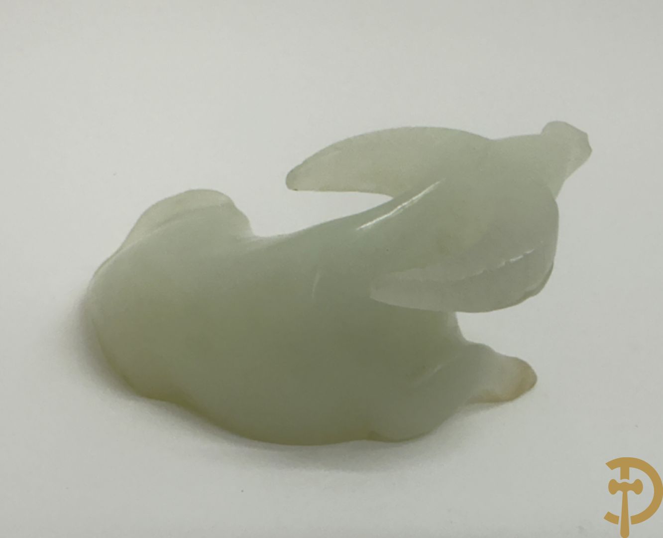 Zwart/witte nefriet sculptuur van geisha in gebergte + speksteensculptuur met bloemen + zittende boedha in nefriet + 9 kleine sculpturen in jadeiet