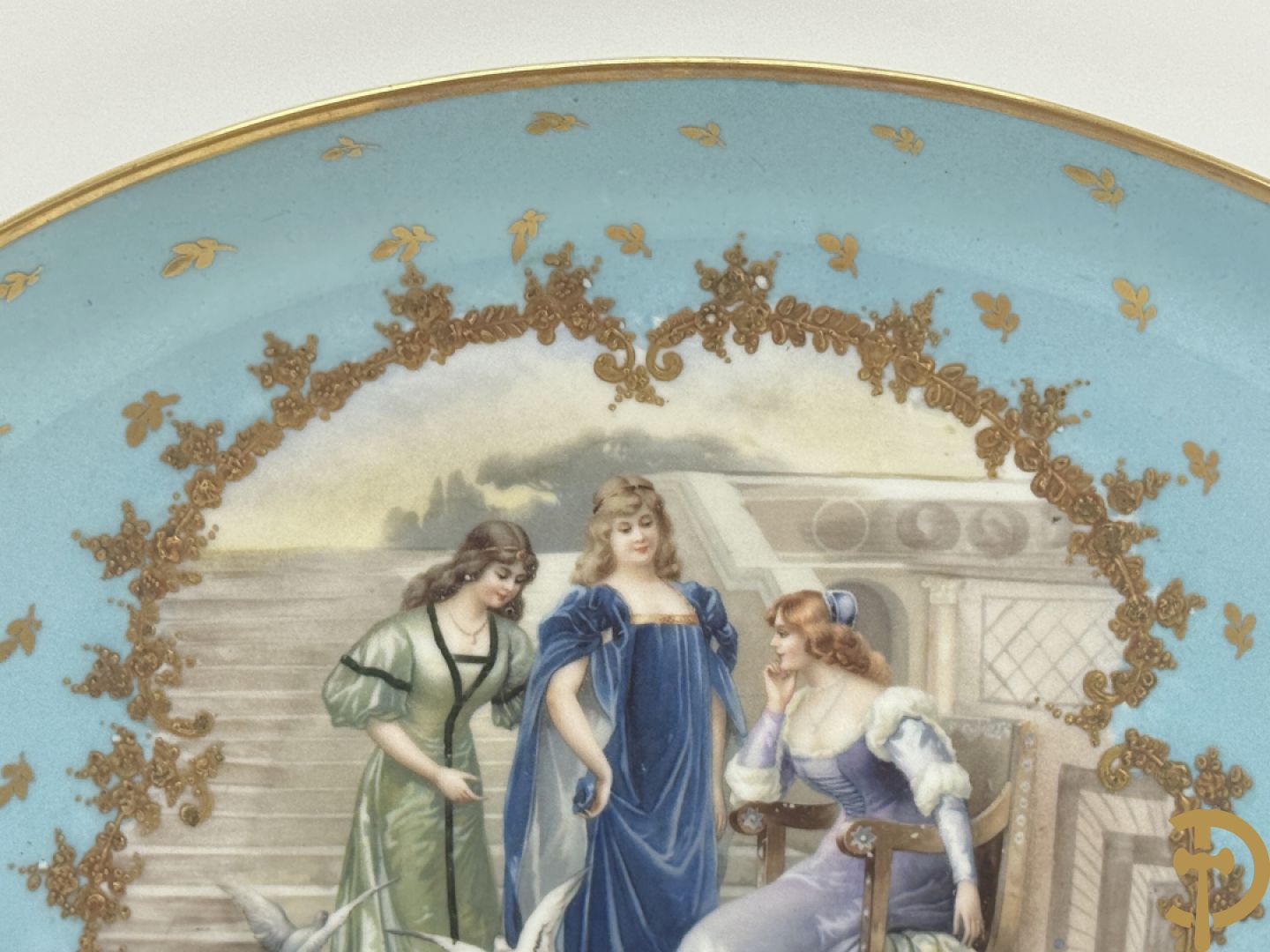 Ovale porseleinen schaal met decor van 3 dames met duiven, decor Brisson R. getekend, achteraan gemerkt Limoges france