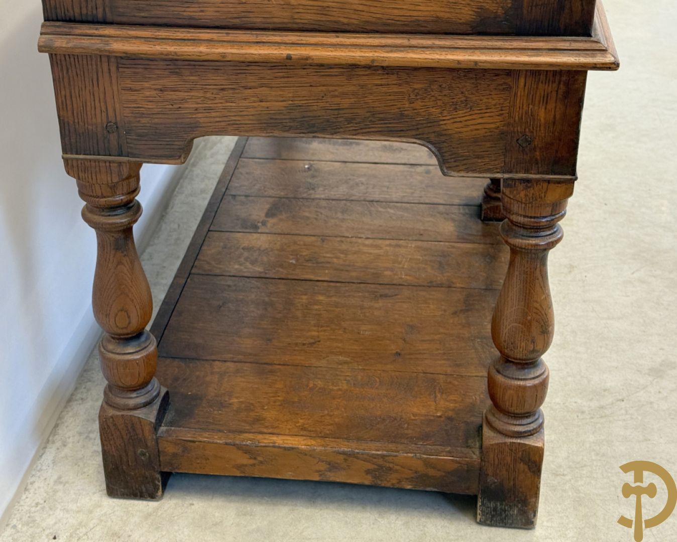 Massief eiken Engelse side board met 2 lades, op ballusterpoten